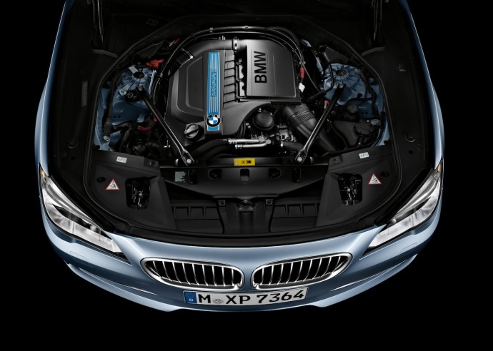 BMW-7-Series-ActiveHybrid-press-shot-engine