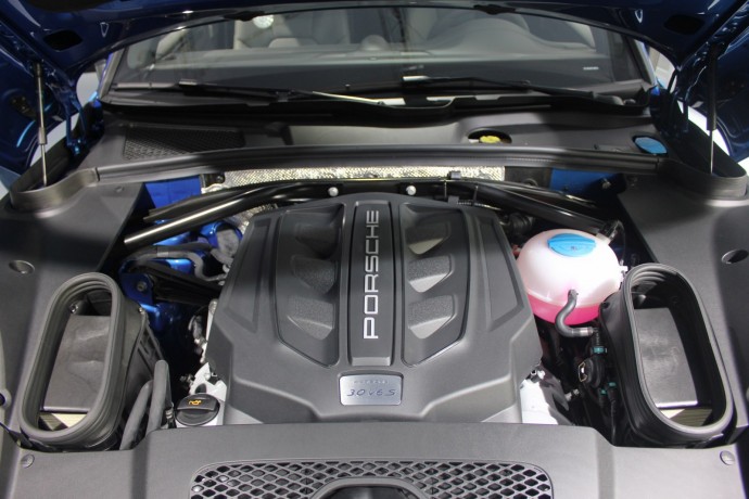 Porsche-Macan-engine-bay