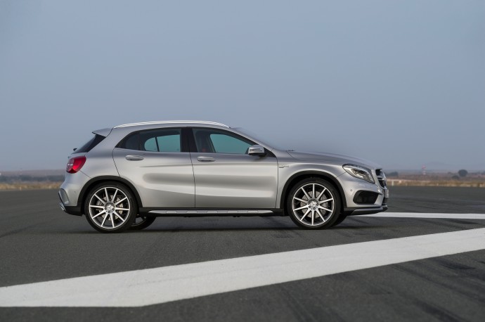 2015-mercedes-benz-gla45-amg-side-profile