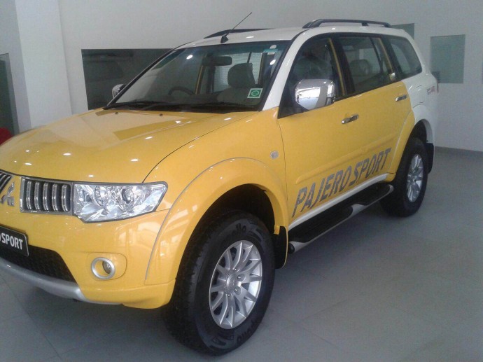 Mitsubishi-Pajero-Sport-dual-tone-front-three-quarter