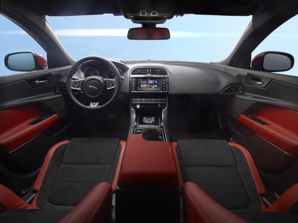 2016-jaguar-xe-interior