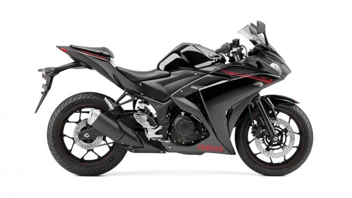 2015-Yamaha-YZF-R320-EU-Midnight-Black-Studio-002