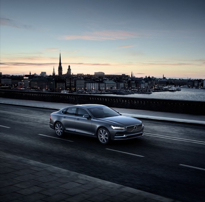 170196_Location_Front_Quarter_Volvo_S90_Osmium_Grey.0