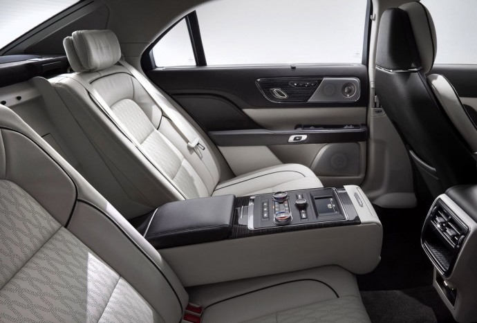 17LincolnContinental_12_HR.0
